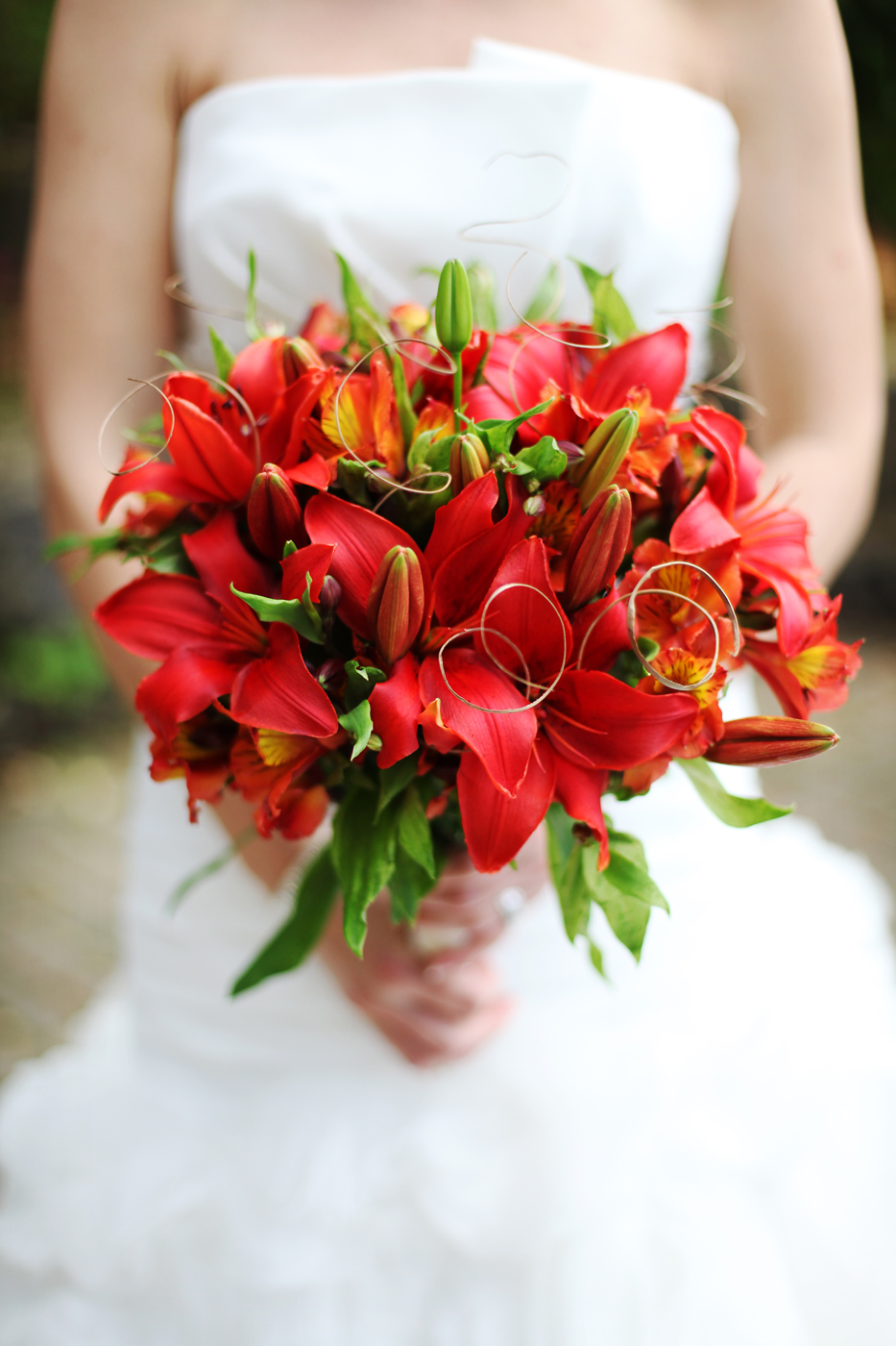 horseshoe-valley-wedding-red-lilly-bouquet