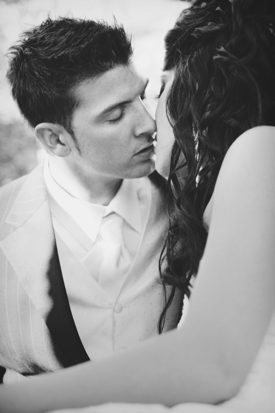 kiss-elora-ruins-wedding